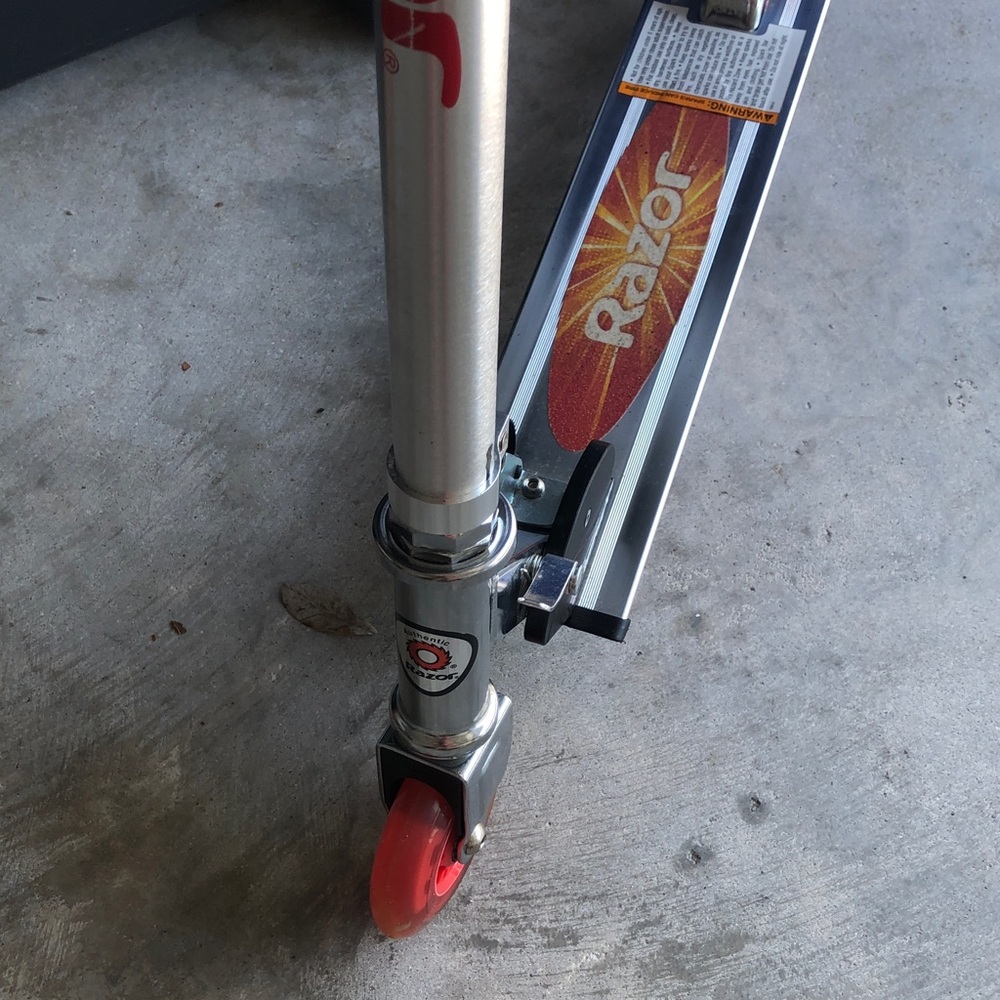 Razor Kids Scooter Ultra - Red and Silver with light up wheels - Picture 8 of 9